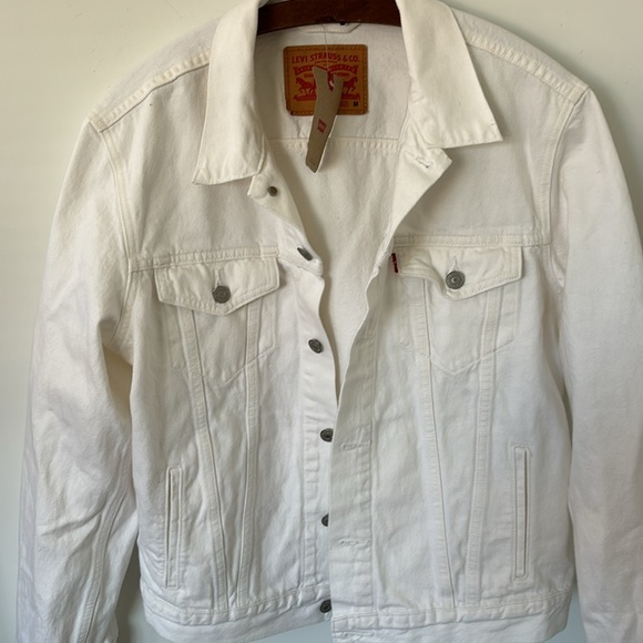 Levi’s white denim jacket, button front, 4 pockets , size M. NWT - Picture 5 of 5